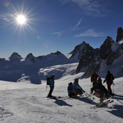 Vallée Blanche en ski assis entre amis