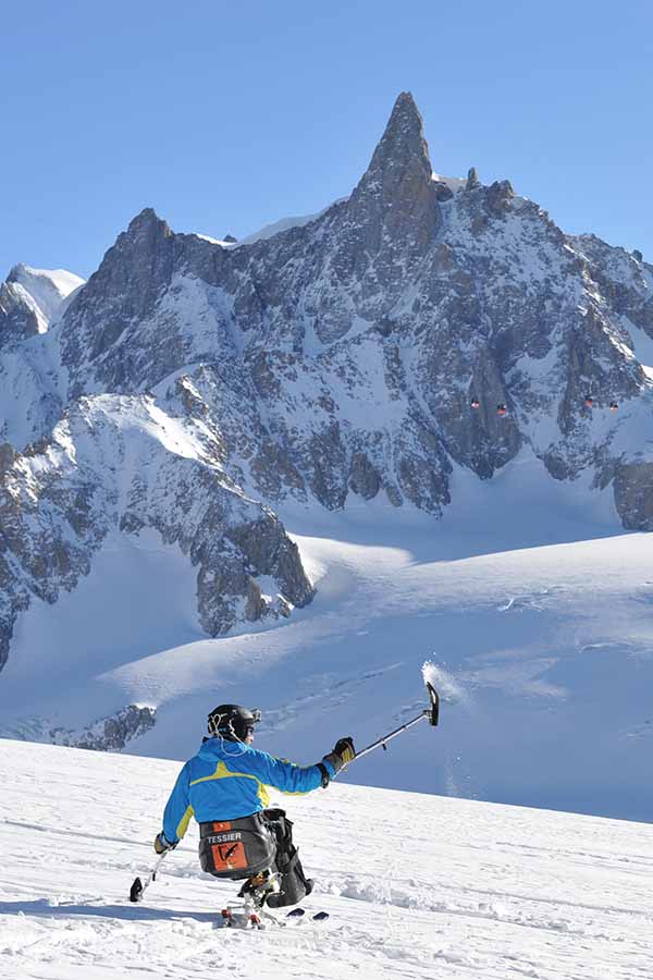 un skieur assis descend la vallée blanche en dualski