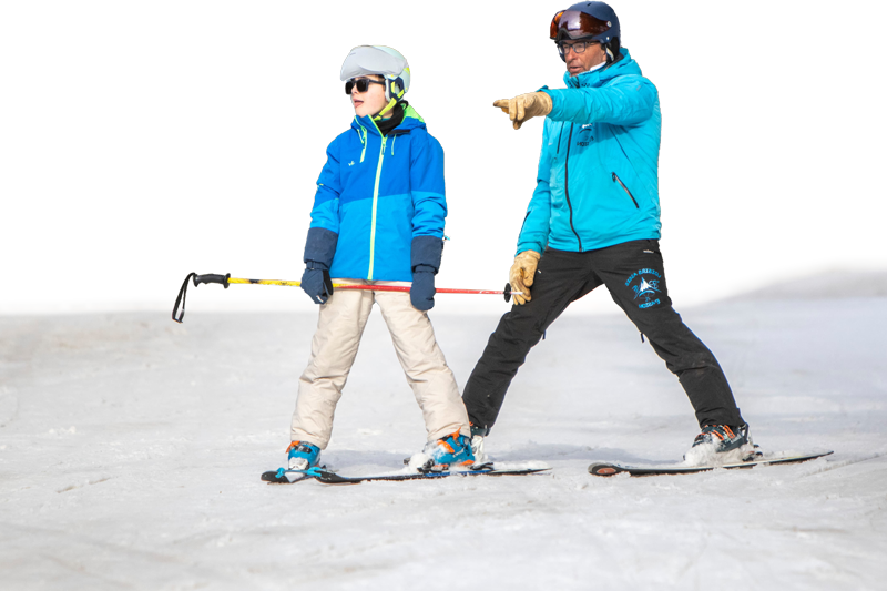 ski-debout-detoure un skieur debout accompagné par un guide de loisirs assis evasion